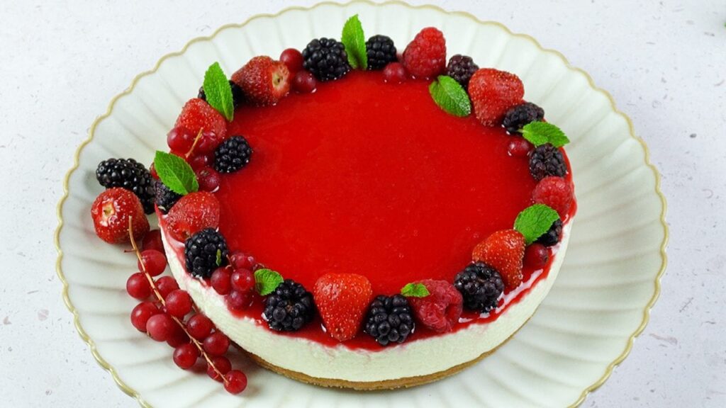 La cheesecake vegana è un dessert senza cottura fresco e goloso adatto a tutti