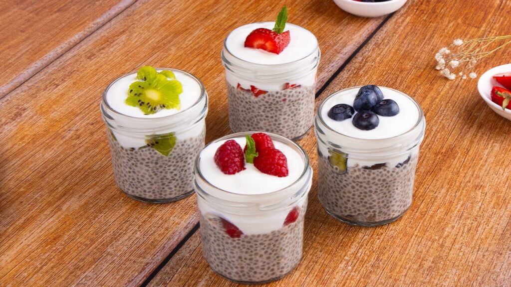 Il chia pudding è un dolce al cucchiaio sano e leggero, preparato con latte vegetale