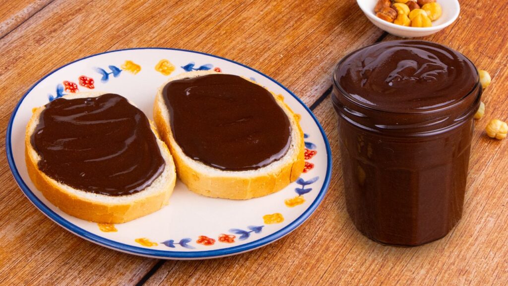 La crema di nocciole vegana è una ricetta golosa e molto semplice da preparare in casa