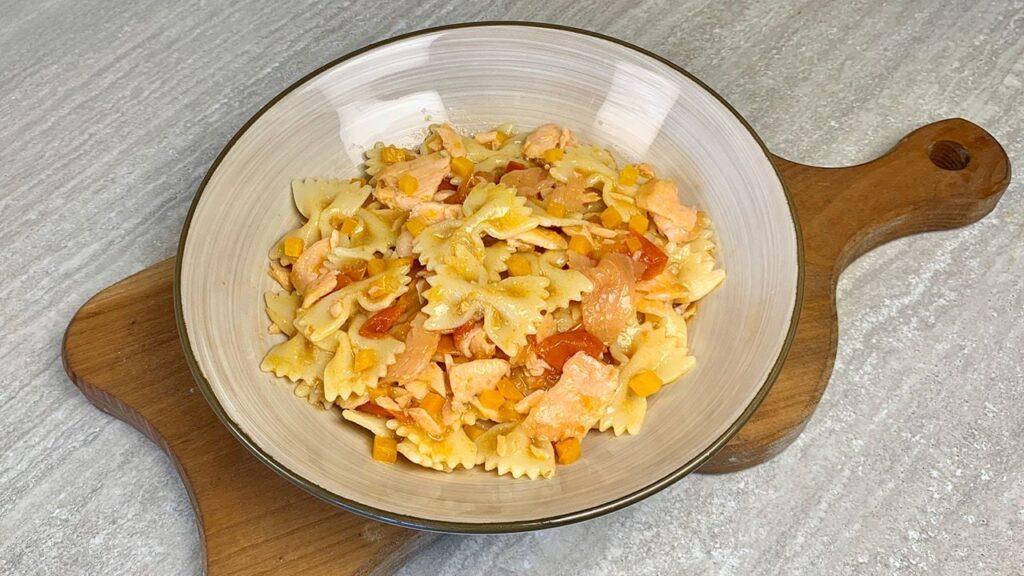 Le farfalle al salmone sono un primo facile e veloce. La nostra ricetta, senza panna o altri latticin