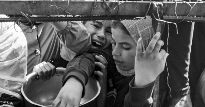 Ennesimo ignobile eccidio di bambini a Gaza, questa volta in coda per una tanica d’acqua