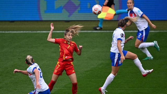 Stephanie Frappart è stata la scelta dell’Uefa per la finale degli Europei femminili. L’arbitro transalpino