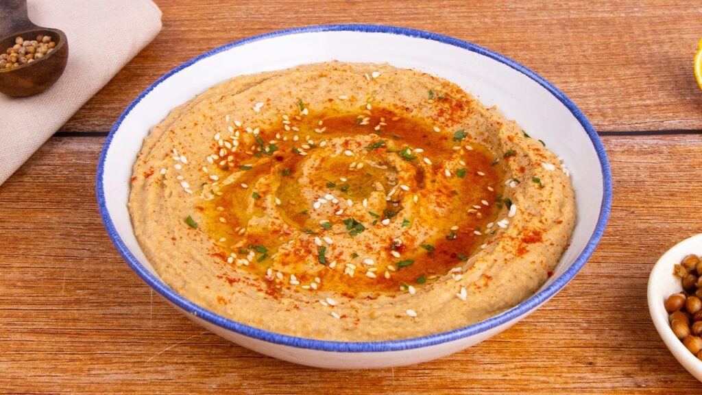 L'hummus di lenticchie è una crema salata tipica della tradizione mediorientale, preparata con lenticchie