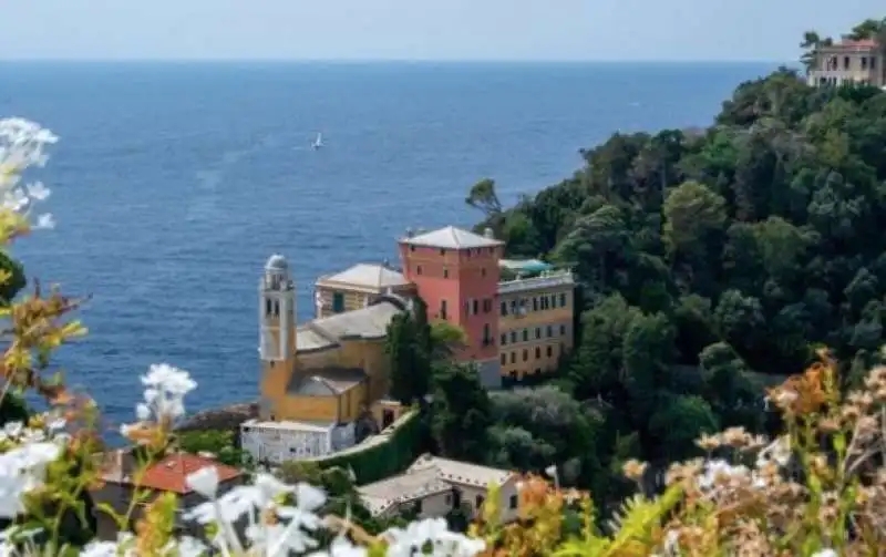 Portofino, stop estivo ad «accattonaggio e mendicità». ll sindaco: vietate «modalità ostinate