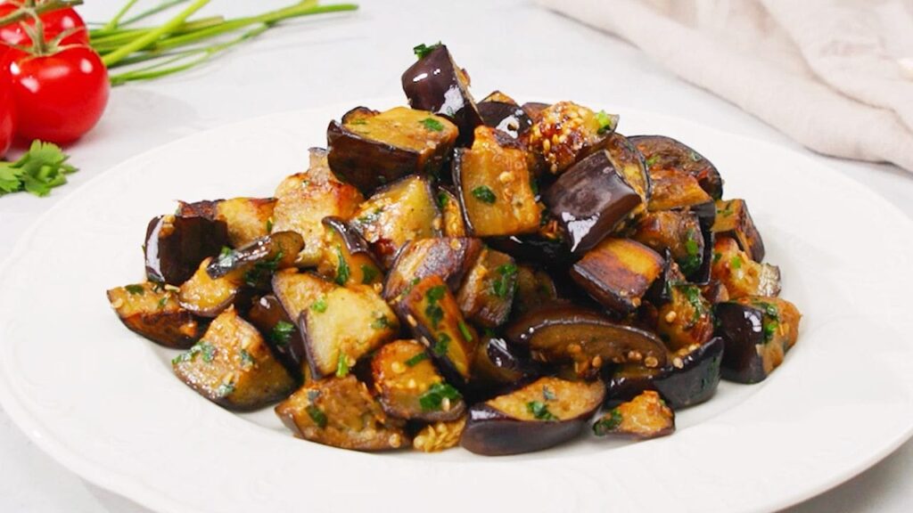 Le melanzane in padella sono una ricetta estiva semplice e saporita, preparata con melanzane