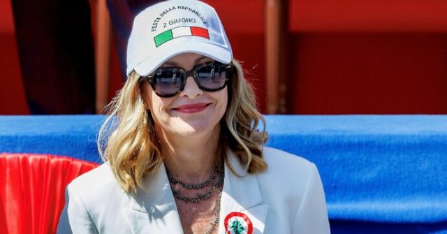 Allontanare l’immagine della leader troppo dura ed estremista. Per far posto alla donna di Stato