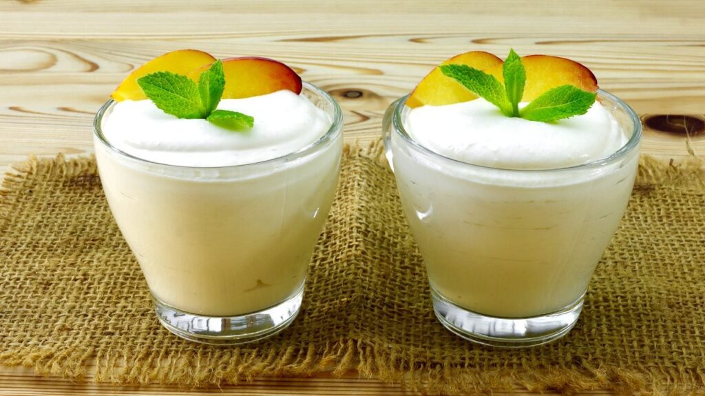 La mousse alle pesche è un dolce al cucchiaio fresco, goloso e si prepara con solo