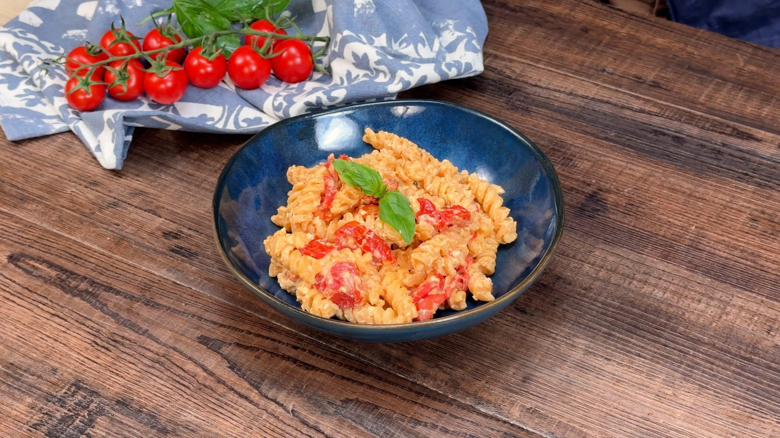 La pasta feta e pomodorini è un primo semplice e molto saporito, un piatto dai profumi