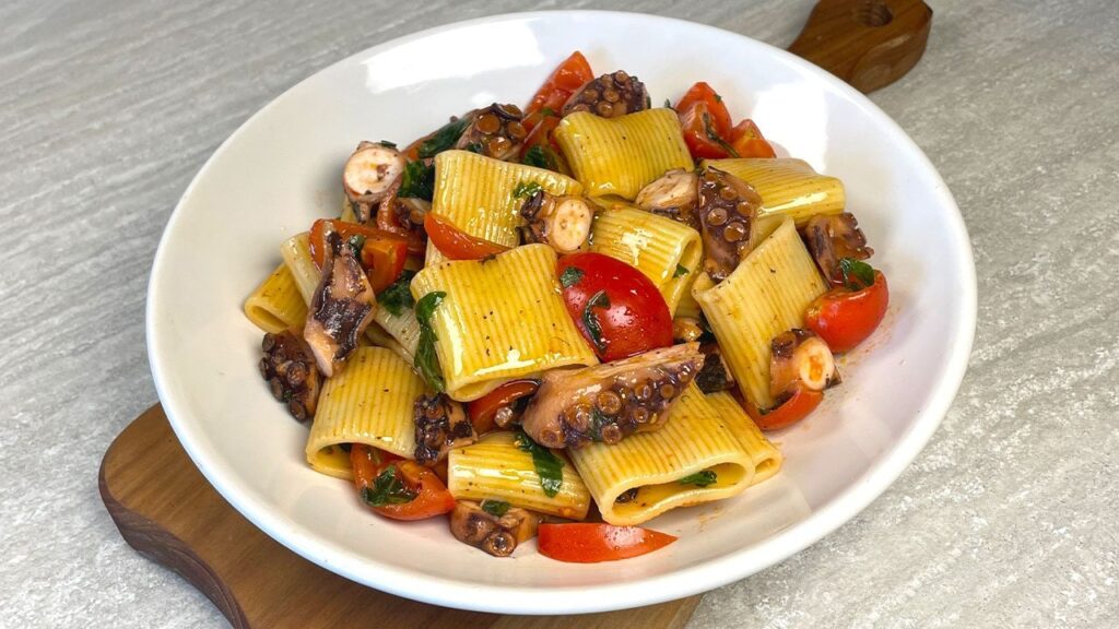 La pasta fredda con polpo è un primo estivo appetitoso e prelibato, preparato con i paccheri rigati