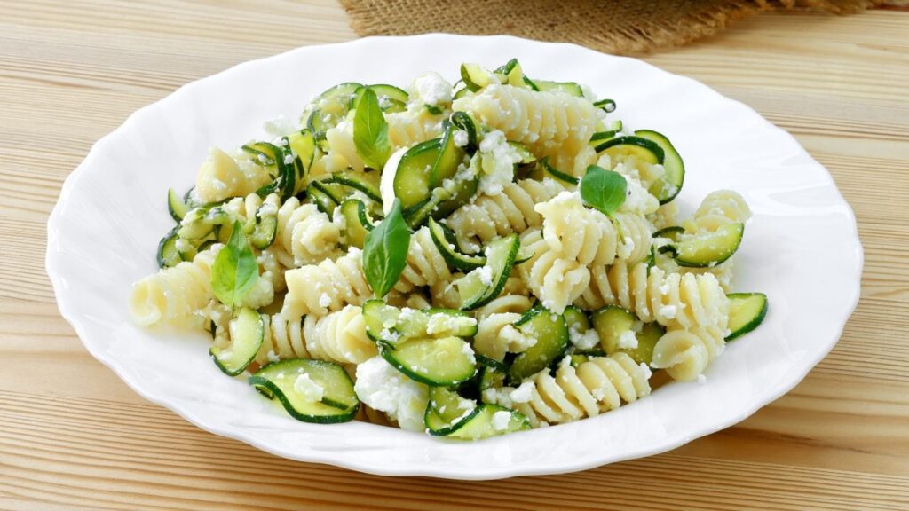 La pasta fredda con zucchine è un primo piatto gustoso e leggero, perfetto da preparare in estate