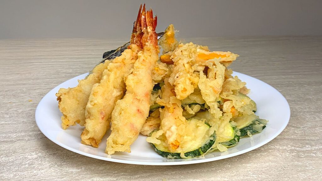 La tempura è una ricetta tipica giapponese, preparata con gamberi e altri crostacei, zucchine