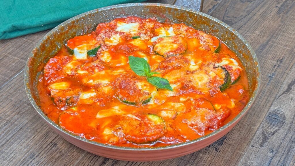 Le zucchine alla pizzaiola sono una ricetta originale e sfiziosa, ottima sia come ricco contorno