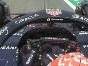 Verstappen mostra il dito medio per scherzo: per un regolamento rigoroso ha rischiato grosso