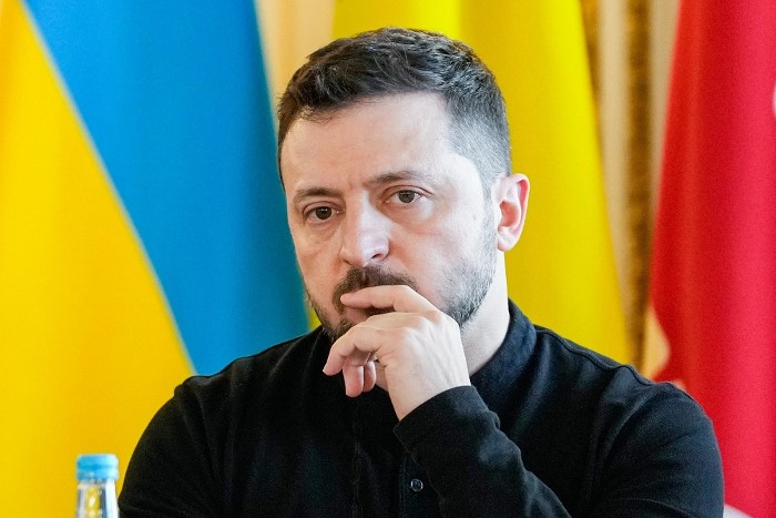 In visita ufficiale in Finlandia, Zelensky ha annunciato l'intenzione di parlare oggi con il presidente degli Stati Uniti